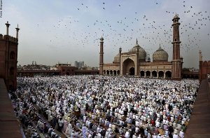 pessoas em um templo islamico