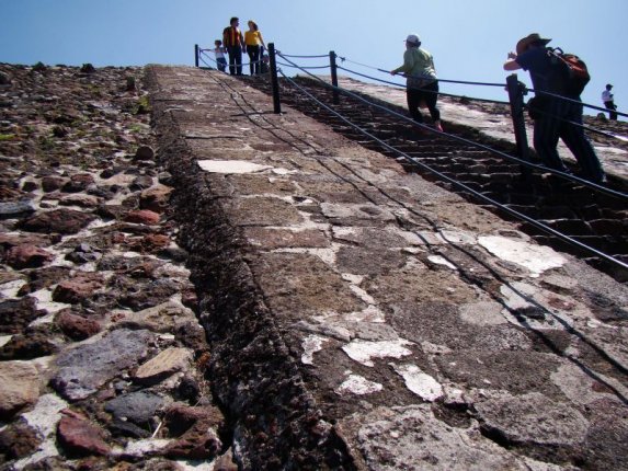 Foto das escadarias da pirmide 