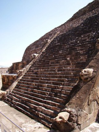 foto das escadarias do templo