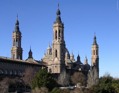 A Catedral-Baslica de Nossa Senhora do Pilar, em Saragoa,  o maior templo barroco de Espanha. Reza a lenda que a baslica fica no exato local onde Maria, me de Jesus, teria surgido ao apstolo Tiago, em cima de um pilar ou coluna, quando este andava a pregar aos povos da Pennsula Ibrica. 
<br>
<br>
Palavras-chave: matriz, baslica, igreja, Espanha, Pilar, Saragoa, cristianismo, arquitetura, sagrado
