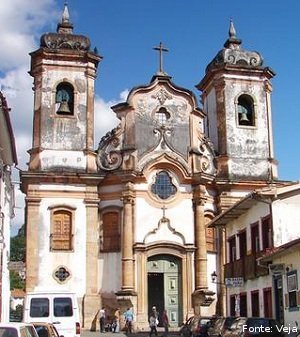 A Baslica Menor de Nossa Senhora do Pilar de Ouro Preto, Minas Gerais,  uma das edificaes catlicas mais conhecidas entre as que foram erguidas durante o Ciclo do Ouro. Foi construda em torno de uma capela erguida a partir de 1696[2], ou nos primeiros anos do sculo XVIII, e ampliada em 1712 com recursos dos devotos, embora as intervenes principais tenham seguido at o final do sculo. J a devoo de Nossa Senhora do Pilar foi trazida provavelmente de So Paulo, na bandeira de Bartolomeu Bueno, tendo a imagem sido entronizada na primitiva capelinha que antecedeu o templo. A Parquia do Pilar foi a mais rica e populosa em Vila Rica, j que reuniu o maior nmero de irmandades e, por isso, a Matriz recebeu mais ornamentos em preparao para uma 