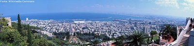 Haifa  a maior cidade do norte de Israel, e a terceira maior cidade do pas, depois de Jerusalm e Tel Aviv, com uma populao de mais de 264.900 habitantes. Em 2006, a populao de Haifa era composta por 80% judeus, 4% muulmanos, 6% de cristos rabes e 10% de membros de outras religies ou no religiosos (sendo a grande maioria imigrantes judeus da antiga Unio Sovitica). Como o envelhecimento da populao judaica e os jovens que deixaram a cidade, a proporo de cristos e muulmanos est crescendo. Em 2006, 27% da populao rabe estava com 14 anos ou menos, em comparao com 17% dos grupos de populao judaica e outros. A tendncia continua no grupo etrio de 15-29, em que 27% da populao rabe  encontrada e o grupo etrio 30-44 (23%). A populao de judeus e outros nestes grupos de idade  de 22% e 18% respectivamente. Dezenove por cento da populao judaica (e outros) da cidade tem entre 45 e 59 anos, em comparao com 14% da populao rabe. Isto continua com 14% de judeus e outros com idade 60-74 e 10% acima de 75 anos, em comparao a 7% e apenas 2%, respectivamente, na populao rabe. Pelos padres nacionais, a populao judaica de Haifa  relativamente secular. Em 2006, 2,9% dos judeus da cidade eram Haredi, ante 7,5% em escala nacional. 66,6% eram seculares, ante uma mdia nacional de 43,7%. Em 2008, cerca de um quarto dos habitantes da cidade eram imigrantes de lngua russa.
<br><br>
Palavras-chave: cidade, Haifa, Monte Carmelo, Israel, paisagem religiosa.