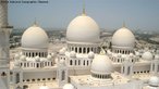 Uma das maiores mesquitas do mundo, foi projetada para abrigar mais de 40.000 fiis. A mesquita recebe o nome do Sheikh Zayed Bin Sultan Al Nayhan, o ltimo governante e fundador dos Emirados rabes Unidos. <br> <br> Palavras-chave: paisagem religiosa, lugar sagrado, mesquita, islamismo