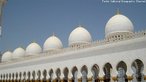 Uma das maiores mesquitas do mundo, foi projetada para abrigar mais de 40.000 fiis. A mesquita recebe o nome do Sheikh Zayed Bin Sultan Al Nayhan, o ltimo governante e fundador dos Emirados rabes Unidos. <br> <br> Palavras-chave: paisagem religiosa, lugar sagrado, mesquita, islamismo