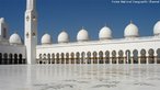 Uma das maiores mesquitas do mundo, foi projetada para abrigar mais de 40.000 fiis. A mesquita recebe o nome do Sheikh Zayed Bin Sultan Al Nayhan, o ltimo governante e fundador dos Emirados rabes Unidos. <br> <br> Palavras-chave: paisagem religiosa, lugar sagrado, mesquita, islamismo