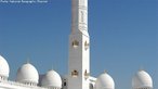 Uma das maiores mesquitas do mundo, foi projetada para abrigar mais de 40.000 fiis. A mesquita recebe o nome do Sheikh Zayed Bin Sultan Al Nayhan, o ltimo governante e fundador dos Emirados rabes Unidos. <br> <br> Palavras-chave: paisagem religiosa, lugar sagrado, mesquita, islamismo, Abu Dhabi, arquitetura