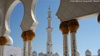 Uma das maiores mesquitas do mundo, foi projetada para abrigar mais de 40.000 fiis. A mesquita recebe o nome do Sheikh Zayed Bin Sultan Al Nayhan, o ltimo governante e fundador dos Emirados rabes Unidos. <br> <br> Palavras-chave: paisagem religiosa, lugar sagrado, mesquita, islamismo, Abu Dhabi, arquitetura