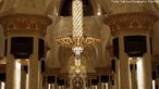 Uma das maiores mesquitas do mundo, foi projetada para abrigar mais de 40.000 fiis. A mesquita recebe o nome do Sheikh Zayed Bin Sultan Al Nayhan, o ltimo governante e fundador dos Emirados rabes Unidos. <br> <br> Palavras-chave: paisagem religiosa, lugar sagrado, mesquita, islamismo