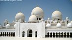 Uma das maiores mesquitas do mundo, foi projetada para abrigar mais de 40.000 fiis. A mesquita recebe o nome do Sheikh Zayed Bin Sultan Al Nayhan, o ltimo governante e fundador dos Emirados rabes Unidos. <br> <br> Palavras-chave: paisagem religiosa, lugar sagrado, mesquita, islamismo