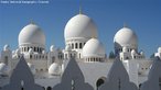 Uma das maiores mesquitas do mundo, foi projetada para abrigar mais de 40.000 fiis. A mesquita recebe o nome do Sheikh Zayed Bin Sultan Al Nayhan, o ltimo governante e fundador dos Emirados rabes Unidos. <br> <br> Palavras-chave: paisagem religiosa, lugar sagrado, mesquita, islamismo