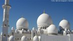 Uma das maiores mesquitas do mundo, foi projetada para abrigar mais de 40.000 fiis. A mesquita recebe o nome do Sheikh Zayed Bin Sultan Al Nayhan, o ltimo governante e fundador dos Emirados rabes Unidos. <br> <br> Palavras-chave: paisagem religiosa, lugar sagrado, mesquita, islamismo