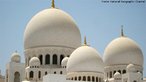 Uma das maiores mesquitas do mundo, foi projetada para abrigar mais de 40.000 fiis. A mesquita recebe o nome do Sheikh Zayed Bin Sultan Al Nayhan, o ltimo governante e fundador dos Emirados rabes Unidos. <br> <br> Palavras-chave: paisagem religiosa, lugar sagrado, mesquita, islamismo