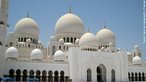 Uma das maiores mesquitas do mundo, foi projetada para abrigar mais de 40.000 fiis. A mesquita recebe o nome do Sheikh Zayed Bin Sultan Al Nayhan, o ltimo governante e fundador dos Emirados rabes Unidos. <br> <br> Palavras-chave: paisagem religiosa, lugar sagrado, mesquita, islamismo