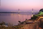 A ponte sobre o rio Yamuna em Allahabad. Allahabad (em hindi: इलाहाबाद, em urdu: الہ آباد )  uma cidade do estado de Uttar Pradesh, na ndia. Situa-se na confluncia dos rios Ganges e Yamuna e foi conhecida por Prayag at 1575.  uma das quatro cidades em que ocorre o Khumba Mela, maior festival religioso do mundo. A moderna Allahabad foi fundada em 1583 pelo imperador mogol Akbar com o nome de al-Ilhahabad (\