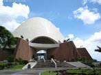 As Casas de Adorao so abertas ao pblico, e so exclusivamente dedicados  orao e meditao, sendo proibido qualquer tipo de culto ou sermo,  permitido somente a leitura de escrituras consideradas sagradas. Pessoas de todas as religies podem recitar oraes de seus livros sagrados, sejam estes de Krishna, Moiss, Zoroastro, Buda, Cristo, Maom, Bb ou Bah'u'llh. As reunies Bah's no ocorrem nestes templos, so em lugares especficos, como sedes, locais alugados ou na casa dos membros. <br><br> Palavras-chave: Casa de Adorao, Panam, Bah', templos, ritos