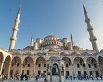 A Mesquita Azul ou Mesquita do Sulto Ahmed (em turco: Sultanahmet Camii)  uma mesquita otomana de Istambul, Turquia. Foi construda entre 1609 e 1616 e est situada no bairro de Eminn, no distrito de Fatih, em frente da Baslica de Santa Sofia, da qual se encontra separada por um formoso espao ajardinado.  a nica mesquita de Istambul que possui seis minaretes. A Mesquita Azul  um triunfo em harmonia, proporo e elegncia. Construda em um estilo clssico otomano, o seu magnfico exterior no faz sombra a seu suntuoso interior. Uma verdadeira sinfonia de belos mosaicos azuis de Iznik do a este espao uma atmosfera muito especial. Os imperadores Bizantinos construram um grande palcio onde se encontra hoje a Mesquita Azul. Em 1606 o sulto Ahmed I quis construir uma mesquita maior, mais imponente e mais bonita do que a Igreja de Santa Sofia. <br> <br> Palavras-chave: mesquita, Istambul, islamismo, paisagem religiosa, muulmano, arquitetura, sagrado. 