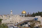 A cpula da Mesquita de Omar, alm de ser um patrimnio universal tombado pela Unesco, representa um marco de identificao da f Islmica integrante na histrica paisagem da cidade de Jerusalm, em Israel. <br> <br> Palavras-chave: mesquita, Omar, islamismo, paisagem religiosa, muulmano, arquitetura, sagrado.