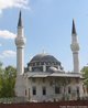 Imagem da Mesquita Sehitlik em Berlin-Neuklln, Alemanha. No Ocidente  frequente pensar-se nas mesquitas como um templo semelhante s igrejas crists, um edifcio dedicado apenas ao culto de Deus. Na realidade a mesquita  a construo mais complexa do mundo islmico. Grandes ptios e torres altas (minaretes) so elementos frequentemente associados com as mesquitas. No entanto, as primeiras mesquitas, que surgiram na Pennsula Arbica eram estruturas muito simples. As mesquitas evoluram bastante nos sculos que se seguiram, adquirindo as estruturas que lhes so hoje familiares, ao mesmo tempo que se adaptaram s vrias culturas do mundo. <br> <br> Palavras-chave: mesquita, Sehitlik, Berlin-Neuklln, Alemanha, islamismo, paisagem religiosa, muulmano, arquitetura, sagrado.