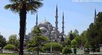 A Mesquita do Sulto Ahmed, tambm conhecida de Mesquita Azul, est localizada em Istambul. As mesquitas geralmente eram construdas com o intuito de realizar servio pblico, por isso existem diversos prdios ao lado da Mesquita Azul: escola de teologia, uma sauna turca, uma cozinha que fornecia sopa aos pobres, e lojas (o Bazar Arasta), cujas rendas se destinavam a financiar o complexo. O nome Mesquita Azul surgiu devido a mesquita ter sido revestida com azulejos azuis e possuir ricos vitrais do mesmo tom. No h figuras no interior da Mesquita, pois os muulmanos no cultuam imagens. Ao entrar na Mesquita  necessrio tirar os sapatos. Shortes, minissaias, bermudas ou camisetas sem mangas no so recomendados. Funcionrios da mesquita fornecem uma espcie de canga para cobrir as partes do corpo que desrespeitam a religio muulmana. <br> <br> Palavras-chave: mesquita, Istambul, islamismo, paisagem religiosa, muulmano, arquitetura, sagrado, Ahmed.