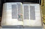 Bblia manuscrita em latim, em exibio em Malmesbury Abbey, Wiltshire, Inglaterra. Foi escrita na Blgica, em 1407 d.C., para a leitura em voz alta em um mosteiro. <br> <br> Palavras-chave: Bblia, texto, escritura, sagrado, cristianismo, testamento.