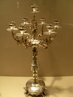 O candelabro de sete braos encontra-se ligado  cultura judaica, devido  sua meno no captulo 27 do Livro do xodo, do Antigo Testamento. L, encontra-se o detalhamento de uma pea desse tipo a ser confeccionada para o templo, sobre a qual repousaria o Esprito de Deus. Essa pea  conhecida pelo nome de Menor. <br> <br> Palavras-chave: candelabro, judasmo, Antigo Testamento, xodo, Deus, Menor, universo simblico religioso, smbolo, sagrado, texto sagrado. 