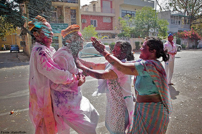 Durante os dias do festival das cores na ndia as pessoas saem s ruas vestidas de branco levando tintas em p e pistolas de gua para colorir umas as outras. O objetivo  celebrar a igualdade, o amor e a unio de todas as cores. E  o nico dia em que todas as castas podem se juntar. <br><br>
Palavras-chave: ndia, primavera, festa, ritual, religioso, hinduista, cores, tradio, Lahtmar Holi, Festival das Cores, castas