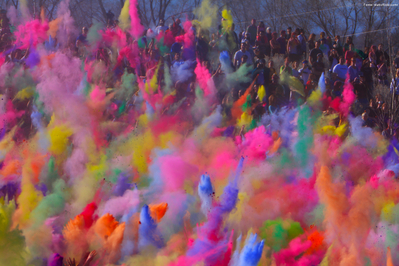  O Lahtmar Holi, ou o Festival das Cores,  comemorado em vrias cidades indianas por crianas e adultos h mais de 2 mil anos. Durante os dias do festival as pessoas saem s ruas vestidas de branco levando tintas em p e pistolas de gua para colorir umas as outras. O objetivo  celebrar a igualdade, o amor e a unio de todas as cores.<br><br>
Palavras-chave: ndia, primavera, festa, ritual, religioso, hinduista, cores, tradio, Lahtmar Holi, Festival das Cores, castas