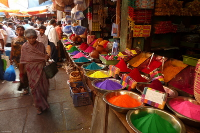 Na ndia, entre fevereiro e maro, a chegada da primavera  recebida com uma festa multicolorida e um ritual religioso hinduista da celebrao da vitria entre o bem e o mal. Esta foto mostra as feiras onde so vendidos os ps coloridos para as pessoas jogarem uma nas outras.<br><br>
Palavras-chave: ndia, primavera, festa, ritual, religioso, hinduista, cores, tradio, Lahtmar Holi, Festival das Cores, castas