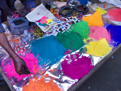 Na ndia, entre fevereiro e maro, a chegada da primavera  recebida com uma festa multicolorida e um ritual religioso hinduista da celebrao da vitria entre o bem e o mal. Esta foto mostra as feiras onde so vendidos os ps coloridos para as pessoas jogarem uma nas outras.<br><br>
Palavras-chave: ndia, primavera, festa, ritual, religioso, hinduista, cores, tradio, Lahtmar Holi, Festival das Cores, castas