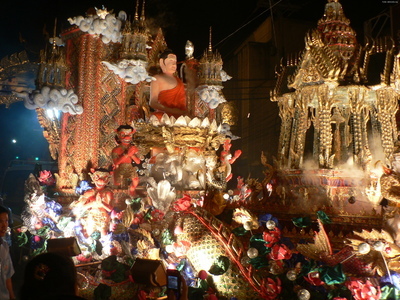 O festival de Loi Krathong ocorre na noite de lua cheia do 12  ms no tradicional calendrio lunar tailands. No calendrio ocidental, normalmentea data acontece em novembro.  Este festival, inclui danas, vestimentas tradicionais e uma apresentao de fogos de artifcio. A imagem mostra um  dos carros alegricos que fazem parte da festa.<br><br>Palavras-chave: Festa. Calendrio. Loi Krathong. Religioso


