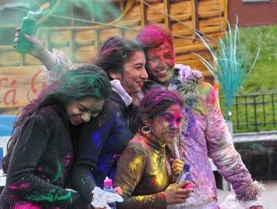 Durante os dias do festival as pessoas saem s ruas levando tintas em p e pistolas de gua para colorir umas as outras. O objetivo  celebrar a igualdade, o amor e a unio de todas as cores. E  o nico dia em que todas as castas podem se juntar. <br><br>
Palavras-chave: ndia, primavera, festa, ritual, religioso, hinduista, cores, tradio, Lahtmar Holi, Festival das Cores, castas