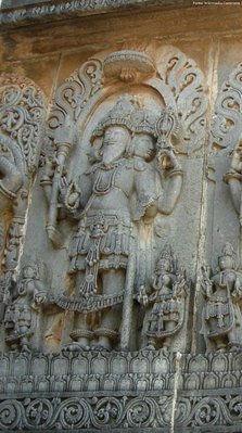 Brahma   o primeiro deus da Trimrti, a trindade do hindusmo (os outros so Vixnu e Shiva). Brahma  considerado, pelos hindus, a representao da fora criadora ativa no universo. A viso de universo pelos hindus  cclica. Depois que um universo  destrudo por Shiva, Vixnu se encontra dormindo e flutuando no oceano primordial. Quando o prximo universo est para ser criado, Brahma aparece montado numa flor de ltus brotada do umbigo de Vixnu e recria todo o universo.
Depois que Brahma cria o universo, ele permanece em existncia por um dia de Brahma, que vem a ser aproximadamente 4 320 000 000 anos em termos de calendrio hindu. Quando Brahma vai dormir, aps o fim do dia, o mundo e tudo que nele existe  consumido pelo fogo. Quando ele acorda de novo, ele recria toda a criao, e assim sucessivamente, at que se completem 100 anos de Brahma.
Brahma  representado com quatro cabeas, mas, originalmente, era representado com cinco. O ganho de cinco cabeas e a perda de uma  contado numa lenda muito interessante. De acordo com os mitos, ele possua apenas uma cabea. Depois de cortar uma parte do seu prprio corpo, Brahma criou dela uma mulher, chamada Satrupa, tambm chamada de Sarasvati. Quando Brahma viu sua criao, ele logo se apaixonou por ela, e j no conseguia tirar os olhos da beleza de Satrupa.
Naturalmente, Satrupa ficou envergonhada e tentava se esquivar dos olhares de Brama movendo-se para todos os lados. Para poder v-la onde quer que fosse, Brama criou mais trs cabeas, uma  esquerda, outra  direita e outra logo atrs da original. Ento Satrupa voou at o alto do cu, fazendo com que Brahma criasse uma quinta cabea olhando para cima, foi assim que Brahma veio a ter cinco cabeas. Da unio de Brahma e Satrupa, nasceu Suayambhuva Manu, o pai de todos os humanos.
Nas escrituras,  mencionado que a quinta cabea foi eliminada por Shiva. Brahma falou desrespeitosamente de Shiva, que abriu seu terceiro olho e queimou a quinta cabea de Brahma. Brahma tem oito braos, e nas mos segura uma flor de ltus, seu cetro, uma colher, um rosrio, um vaso contendo gua benta e os Vedas. O veculo de Brahma  o cisne Hans-Vahana, o smbolo do conhecimento.
A esposa de Brama  Sarasvati, a Deusa da Sabedoria. Na ndia em si, o deus  pouco cultuado,[carece de fontes], pois, na viso hindu, sua funo j se acabou depois que o universo foi criado. As lendas sobre Brahma no so tantas nem to ricas quanto as de Vixnu e Shiva. Para estes deuses, existem incontveis templos de adorao, mas, para Brahma, apenas um, que fica no lago Pushkar, em Ajmer.<br><br> Palavras-chave: escultura, templo, hindusmo, universo simblico