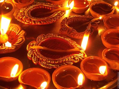  o principal festival do hindusmo. Aqui so mostradas as tradicionais Diyas, que frequentemente so acesas durante o Diwali. O hindusmo apresenta diversos festivais ao longo do ano. O calendrio hindu costuma prescrever estas datas. Estes festivais tipicamente celebram eventos da mitologia hindu, e coincidem muitas vezes com as mudanas de estao. Existem festivais que so celebrados principalmente por seitas especficas ou em certas regies do Subcontinente Indiano. Alguns dos festivais mais importantes so o Maha Shivaratri, Holi, Ram Navami, Krishna Janmastami, Ganesh Chaturthi, Dussera e Durga Puja, alm do Diwali.
<br><br>
Palavras-chave: Diwali, festival, hindusmo, calendrio, mitologia.