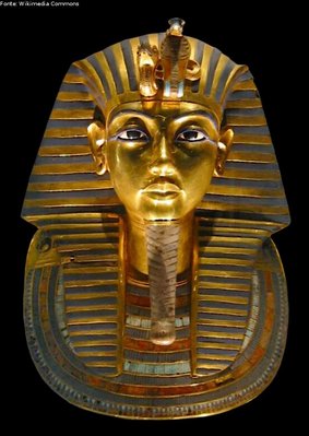 Tutankhamon foi um fara do Antigo Egito que faleceu ainda na adolescncia. Era provavelmente filho e genro de Akhenaton (o fara que instituiu o culto de Aton, o deus Sol) e filho de Nefertiti.
<br><br>
Palavras-chave: Fara, Tutankhamon, Egito, Deus Sol, Amon, Ankhsenamon