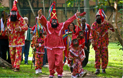 No dia da Folia de Reis, como tradicionalmente  conhecida a festa dos Santos Reis Magos,  realizada a comemorao da manifestao de Jesus Cristo aos gentios e, particularmente, a adorao dos magos. Segundo a Bblia, tendo Jesus nascido em Belm, no tempo do Rei Herodes, os Magos do Oriente seguiram uma estrela e foram ador-lo. 
<br><br>
Palavras-chave: ritos, tradies, Folia de reis, Reis Magos, Jesus Cristo, festa.