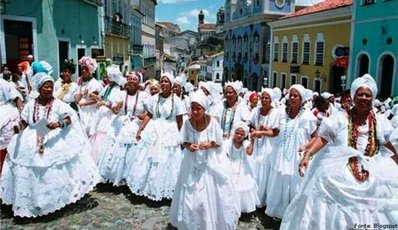 Na Bahia, na segunda quinta-feira depois do Dia de Reis, duas religies que sempre viveram s turras se unem para um ritual religioso em comum: a lavagem da escada da Igreja de Nosso Senhor do Bonfim, no bairro Bonfim, em Salvador. Nesse dia, catlicos e adeptos do candombl percorrem juntos 8 km de ruas baianas, cantando hinos de adorao s duas principais divindades de cada crena, Nosso Senhor Jesus Cristo e Oxal, configurando um dos maiores exemplos brasileiros do fenmeno de fuso de religies conhecido como sincretismo. No entanto, o mais curioso da festa  que o centro do ritual, a escada, tem apenas 10 degraus, em torno dos quais cerca de 1 milho de pessoas se rene anualmente.
<br><br>
Palavras-chave: baianas, cortejo, Bahia, religies, lavagem, escada, Igreja, Nosso Senhor do Bonfim, Salvador, catlicos, candombl, crena, Oxal, sincretismo, ritual, paisagem religiosa.