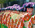 O Festival de Gion pertence a religio Xintosta e acontece no santurio Yasaka em Quioto (Japo), onde inclui uma marcha com carros ricamente decorados. Segundo a tradio, esta festa teria surgido no comeo da poca Heian, num tempo marcado por grande nmero de epidemias. Para afastar os demnios aos quais se atribuam estas doenas, realizavam-se oraes. <br><Br> Palavras-chave: Festival, Gion, Xintosta, santurio, Yasaka, Quioto, desfiles, oraes, tradio, festa, paisagem religiosa, ritos, universo religioso, sagrado