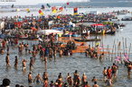 Hindus se banham nas guas geladas dos rios Ganges e Yamuna durante festival religioso Maha Kumbh Mela, o maior do mundo. <br> <br> Palavras-chave: ndia, festival, ritual, cerimnia, purificao, hindu, hindusmo, lugar sagrado, maha kumbh mela, rito, celebrao, Ganges, Yamuna, sadhus