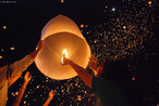 Loi kratong  uma festa anual celebrada na Tailndia, Laos e Burma (Myanmar). Nesta festa, milhes de pessoas acendem candeeiros feitos de massa de arroz e os soltam ao cu. De acordo com a crena dessas pessoas, neles vo todos os maus sentimentos que as pessoas querem mandar para bem longe.<br><br>Palavras-chave: Festa. Calendrio. Loi Krathong. Religioso. Candeeiros