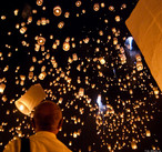 Loi kratong  uma festa anual celebrada na Tailndia, Laos e Burma (Myanmar). Nesta festa, milhes de pessoas acendem candeeiros feitos de massa de arroz e os soltam ao cu. De acordo com a crena dessas pessoas, neles vo todos os maus sentimentos que as pessoas querem mandar para bem longe<br><br>Palavras-chave: Festa. Calendrio. Loi Krathong. Religioso. Candeeiros