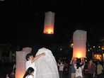 Loi kratong  uma festa anual celebrada na Tailndia, Laos e Burma (Myanmar). Nesta festa, milhes de pessoas acendem candeeiros feitos de massa de arroz e os soltam ao cu. De acordo com a crena dessas pessoas, neles vo todos os maus sentimentos que as pessoas querem mandar para bem longe.<br><br>Palavras-chave: Festa. Calendrio. Loi Krathong. Religioso. Candeeiros