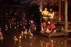 Loi Krathong surgiu em Sukhothai, no norte da Tailndia, e  uma celebrao de agradecimento ao rio pelo uso de suas guas. Nela so feitas oferendas na forma de barquinhos com flores de ltus ou folhas de bananeiras com incenso e velas, acompanhadas de pedidos de sorte no futuro e de perdo.  um momento em que as pessoas se renem para adorar a natureza e renovar suas esperanas.<br><br>Palavras-chave: Loi Krathong. Festival. Pedidos. Oferendas. Flores de ltus. Velas.