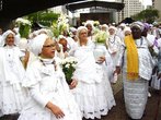 O evento das Tradies das Razes de Matrizes Africanas e Naes do Candombl, Umbanda e seus Segmentos, entrou para o calendrio oficial da cidade de So Paulo. A procisso sai do Viaduto do Ch e vai at o Largo do Paissand. As pessoas se vestem de branco, caminham com humildade em procisso at a Esttua de Me Preta para lav-la e perfum-la com as guas de Oxal e enfeit-la com flores brancas. Essa  uma tentativa indiscutvel de Combate ao Racismo e  Intolerncia Religiosa. <br><br> Palavras-chave: tradies, matrizes africanas, candombl, umbanda, procisso, caminhada, Oxal, combate ao racismo, intolerncia religiosa, ritos, paisagem religiosa.