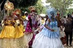 Essa festa  uma confraternizao que se faz com o seu orix. Na qual todos os orixs vestem suas roupas, usam suas paramentas, danam ao som dos atabaques, comem e compartilham com todos os presentes suas comidas. Nessas festas todos brincam, louvam, vestem seu orix, e no tem um nmero especfico de rezas para cada santo. <br><br/> Palavras-chave: festa, orixs, confraternizao, dana, atabaque, beleza, rezas, paisagem religiosa, ritos