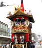 O Festival de Gion pertence a religio Xintosta e acontece no santurio Yasaka em Quioto (Japo), onde inclui uma marcha com carros ricamente decorados. Segundo a tradio, esta festa teria surgido no comeo da poca Heian, num tempo marcado por grande nmero de epidemias. Para afastar os demnios aos quais se atribuam estas doenas, realizavam-se oraes.<br><br/> Palavras-chave: Festival, Gion, Xintosta, santurio, Yasaka, Quioto, desfiles, oraes, tradio, festa, paisagem religiosa, ritos, universo religioso, sagrado