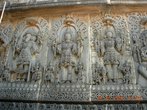 Escultura no templo de Hoysaleswara representando a Trimrti: Brahma, Shiva e Vishnu. A Trimrti  formada por Brahma (criao), Vishnu (conservao) e Shiva (destruio), que representam as trs foras essenciais do Universo. Partilham do ideal de que tudo que  criado e/ou nascido deve evoluir, manter-se e, de uma forma ou de outra, acabar-se, destruir-se. Isso com tudo: pessoas, animais, objetos, mundo, universo, etc. Sem vises negativas e/ou positivas; todas so necessrias e essenciais. <br><br> Palavras-chave: escultura, templo, hindusmo, universo simblico.