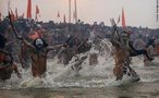 No festival, os peregrinos so conduzidos por sacerdotes nus e cobertos de cinzas para se banhar nas guas dos rios Ganges e Yamuna. Estes sacerdotes, conhecidos como sadhus, so os primeiros a entrar na gua. <br><br>Palavras-chave: ndia, festival, ritual, cerimnia, purificao, hindu, hindusmo, lugar sagrado, maha kumbh mela, rito, celebrao, Ganges, Yamuna, sadhus