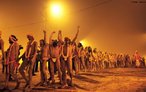 Peregrinos participantes do festival Maha Kumbh Mela aguardam sua vez para mergulhar nas frias guas dos rios Ganges e Yamuna durante apenas alguns minutos para purificar seus pecados. <br> <br> Palavras-chave: ndia, festival, ritual, cerimnia, purificao, hindu, hindusmo, lugar sagrado, maha kumbh mela, rito, celebrao, Ganges, Yamuna, sadhus