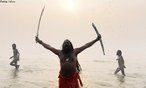 Participantes do festival Maha Kumbh Mela nas guas dos rios Ganges e Yamuna. Este festival tem origem na mitologia hindu, onde  contado que gotas de nctar da imortalidade caram nas quatro cidades que acolhem o festival, Allahabad, Nasik, Ujjain e Haridwar. <br> <br> Palavras-chave: ndia, festival, ritual, cerimnia, purificao, hindu, hindusmo, lugar sagrado, maha kumbh mela, rito, celebrao, Ganges, Yamuna, sadhus