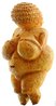 Descrio: Vnus  uma descrio genrica para diversos tipos de imagens ou esttuas femininas. Willendorf  o nome do local onde a estatueta foi descoberta em 1908 na ustria. Uma estatueta de PEDRA de aproximadamente 11 cm, feita de ooltico (material que no existe na regio de Willendorf), pintada com ocre vermelho, representando uma mulher com aspectos avantajados nos seios, vulva e barriga. Tem na cabea um possvel tranado comum da poca ou uma ampla quantidade de olhos.<br><br>Palavras-chave: Vnus. Willendorf. Ancestralidade. Fertilidade. Prosperidade. Smbolo. Wicca 